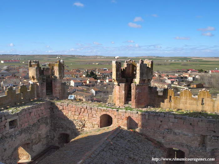 SOBRECUBIERTAS DE LOS PIES DE LAS NAVES Y CERCA DEL CASTILLO